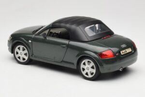 Audi TT 8N Roadster Grün Revell 1:18 8979 Metall — Bild 7 von 8