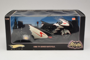 Batcycle & Sidecar Batman TV Series Hot Wheels 1:18 R0006 Metall — Bild 2 von 2