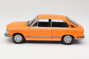 BMW 2000 Tii Touring Orange Minichamps 1:18 80430145824 Metall — Bild 4 von 8