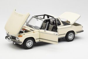 BMW 2002 Baur Cabriolet E10 Chamonix Weiß AUTOart 1:18 70532 Metall — Bild 2 von 8