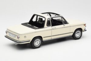 BMW 2002 Baur Cabriolet E10 Chamonix Weiß AUTOart 1:18 70532 Metall — Bild 3 von 8