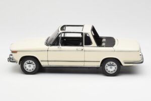 BMW 2002 Baur Cabriolet E10 Chamonix Weiß AUTOart 1:18 70532 Metall — Bild 4 von 8