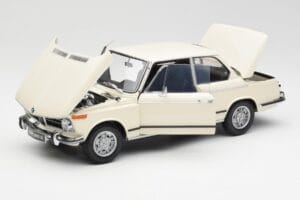 BMW 2002 Weiß Kyosho 1:18 08541W Metall — Bild 2 von 8