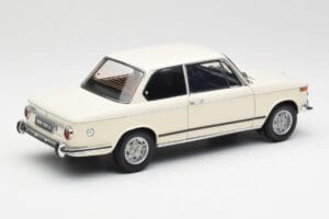 BMW 2002 Weiß Kyosho 1:18 08541W Metall — Bild 3 von 8