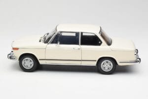 BMW 2002 Weiß Kyosho 1:18 08541W Metall — Bild 4 von 8