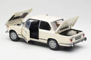 BMW 2002 Weiß Kyosho 1:18 08541W Metall — Bild 5 von 8