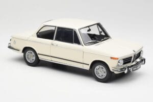 BMW 2002 Weiß Kyosho 1:18 08541W Metall — Bild 6 von 8