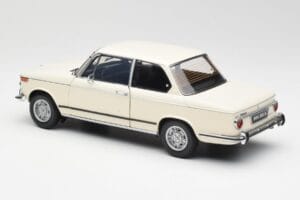 BMW 2002 Weiß Kyosho 1:18 08541W Metall — Bild 7 von 8