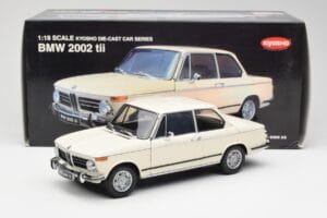 BMW 2002 Weiß Kyosho 1:18 08541W Metall — Bild 8 von 8