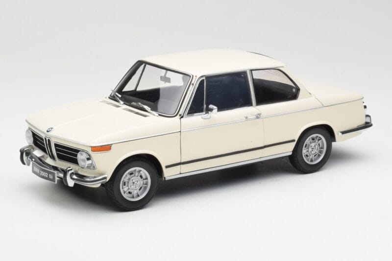 BMW 2002 Weiß Kyosho 1:18 08541W Metall