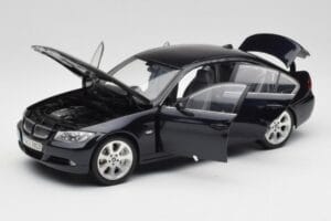BMW 330i E46 Schwarz Kyosho 1:18 08731RB Metall — Bild 2 von 8