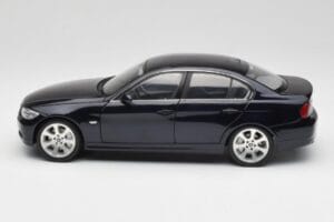 BMW 330i E46 Schwarz Kyosho 1:18 08731RB Metall — Bild 4 von 8