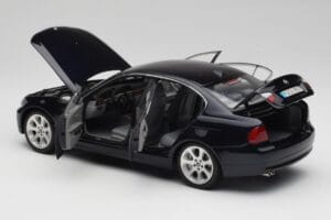 BMW 330i E46 Schwarz Kyosho 1:18 08731RB Metall — Bild 5 von 8