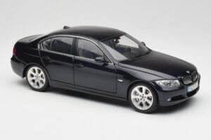 BMW 330i E46 Schwarz Kyosho 1:18 08731RB Metall — Bild 6 von 8