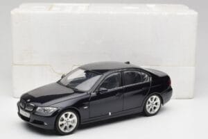 BMW 330i E46 Schwarz Kyosho 1:18 08731RB Metall — Bild 8 von 8