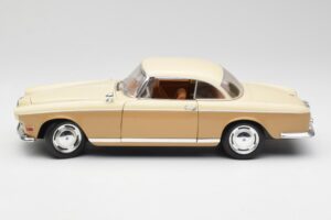 BMW 503 Beige Revell 1:18 8832 Metall — Bild 4 von 8