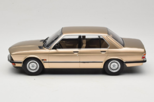 BMW 520i E28 Gold Metallic IXO 1:18 18CMC184 Metall — Bild 3 von 6