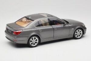 BMW 530i E60 Grey Metallic Revell 1:18 08841 Metall — Bild 3 von 8