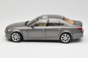 BMW 530i E60 Grey Metallic Revell 1:18 08841 Metall — Bild 4 von 8