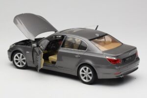 BMW 530i E60 Grey Metallic Revell 1:18 08841 Metall — Bild 5 von 8