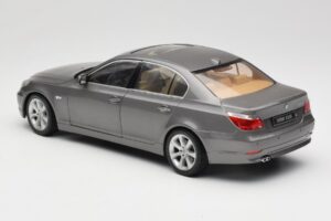 BMW 530i E60 Grey Metallic Revell 1:18 08841 Metall — Bild 7 von 8