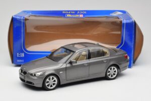 BMW 530i E60 Grey Metallic Revell 1:18 08841 Metall — Bild 8 von 8