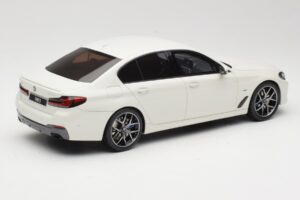 BMW 545e xDrive M-Sport G30 Weiss GT Spirit 1:18 GT496 Resin — Bild 2 von 6