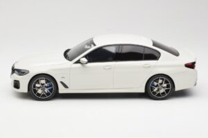 BMW 545e xDrive M-Sport G30 Weiss GT Spirit 1:18 GT496 Resin — Bild 3 von 6