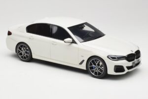BMW 545e xDrive M-Sport G30 Weiss GT Spirit 1:18 GT496 Resin — Bild 4 von 6