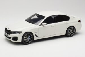 BMW 545e xDrive M-Sport G30 Weiss GT Spirit 1:18 GT496 Resin