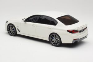 BMW 545e xDrive M-Sport G30 Weiss GT Spirit 1:18 GT496 Resin — Bild 5 von 6