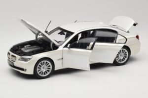 BMW 7 Series F02 760Li Brilliant White Kyosho 1:18 08783BRW Metall — Bild 2 von 8