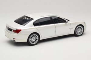 BMW 7 Series F02 760Li Brilliant White Kyosho 1:18 08783BRW Metall — Bild 3 von 8