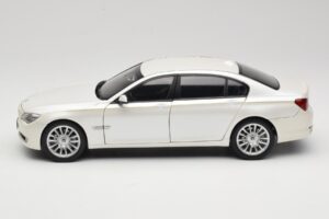 BMW 7 Series F02 760Li Brilliant White Kyosho 1:18 08783BRW Metall — Bild 4 von 8