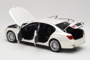 BMW 7 Series F02 760Li Brilliant White Kyosho 1:18 08783BRW Metall — Bild 5 von 8