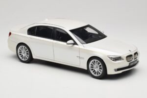BMW 7 Series F02 760Li Brilliant White Kyosho 1:18 08783BRW Metall — Bild 6 von 8