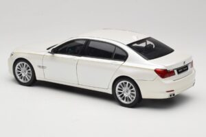 BMW 7 Series F02 760Li Brilliant White Kyosho 1:18 08783BRW Metall — Bild 7 von 8