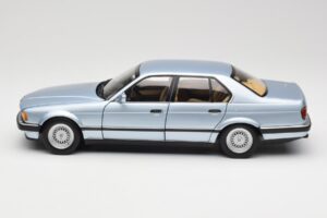 BMW 730i E32 Hellblau Metallic Minichamps 1:18 100023008 Metall — Bild 4 von 8