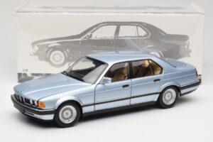 BMW 730i E32 Hellblau Metallic Minichamps 1:18 100023008 Metall — Bild 8 von 8