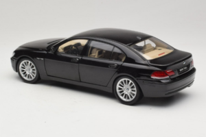 BMW 760Li E66 Individual Schwarz Kyosho 1:18 08573RB Metall — Bild 7 von 8