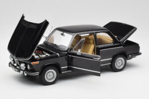 BMW 2002 L E10 Schwarz AUTOart 1:18 70603 Metall — Bild 2 von 8