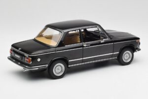 BMW 2002 L E10 Schwarz AUTOart 1:18 70603 Metall — Bild 3 von 8