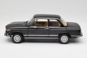 BMW 2002 L E10 Schwarz AUTOart 1:18 70603 Metall — Bild 4 von 8