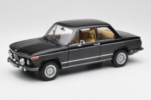BMW 2002 L E10 Schwarz AUTOart 1:18 70603 Metall