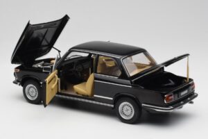 BMW 2002 L E10 Schwarz AUTOart 1:18 70603 Metall — Bild 5 von 8