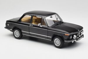 BMW 2002 L E10 Schwarz AUTOart 1:18 70603 Metall — Bild 6 von 8