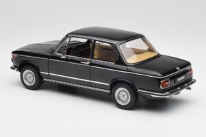 BMW 2002 L E10 Schwarz AUTOart 1:18 70603 Metall — Bild 7 von 8