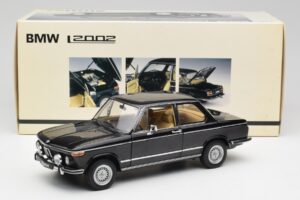 BMW 2002 L E10 Schwarz AUTOart 1:18 70603 Metall — Bild 8 von 8