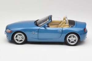 BMW Z4 E85 Maldives Blue Bburago 1:18 34046BLUE Metall — Bild 4 von 8