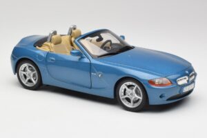 BMW Z4 E85 Maldives Blue Bburago 1:18 34046BLUE Metall — Bild 6 von 8